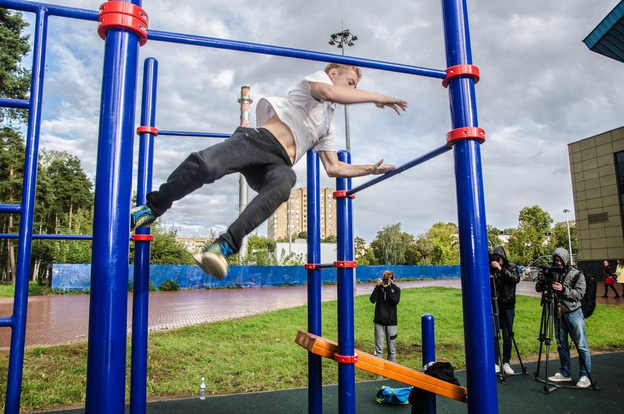 Panca per addominali presso Calisthenics Park at Парковая улица, Балашиха – foto 4 di 6