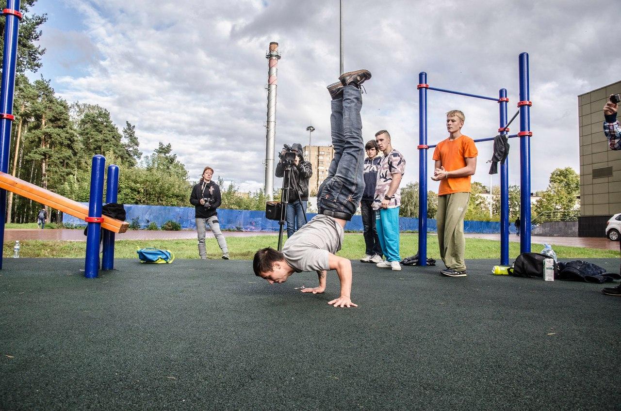 Sbarra per trazioni presso Calisthenics Park at Парковая улица, Балашиха – foto 6 di 6