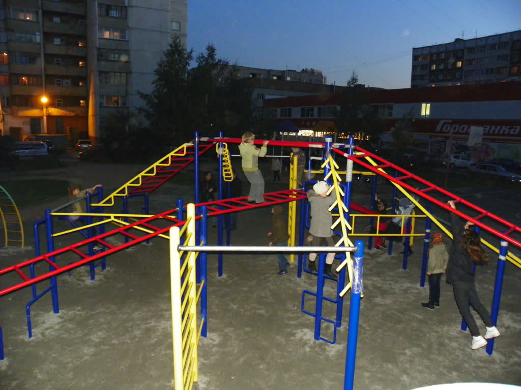 Parallele presso Calisthenics Park at улица Салтыкова-Щедрина, городской округ Новосибирск – foto 2 di 4