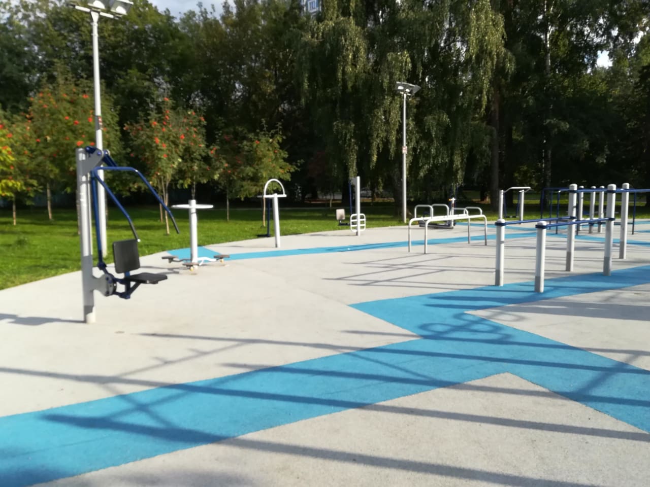 Низькі бруси на майданчику Calisthenics Park at Стартовая улица, Москва – фото 3 з 4