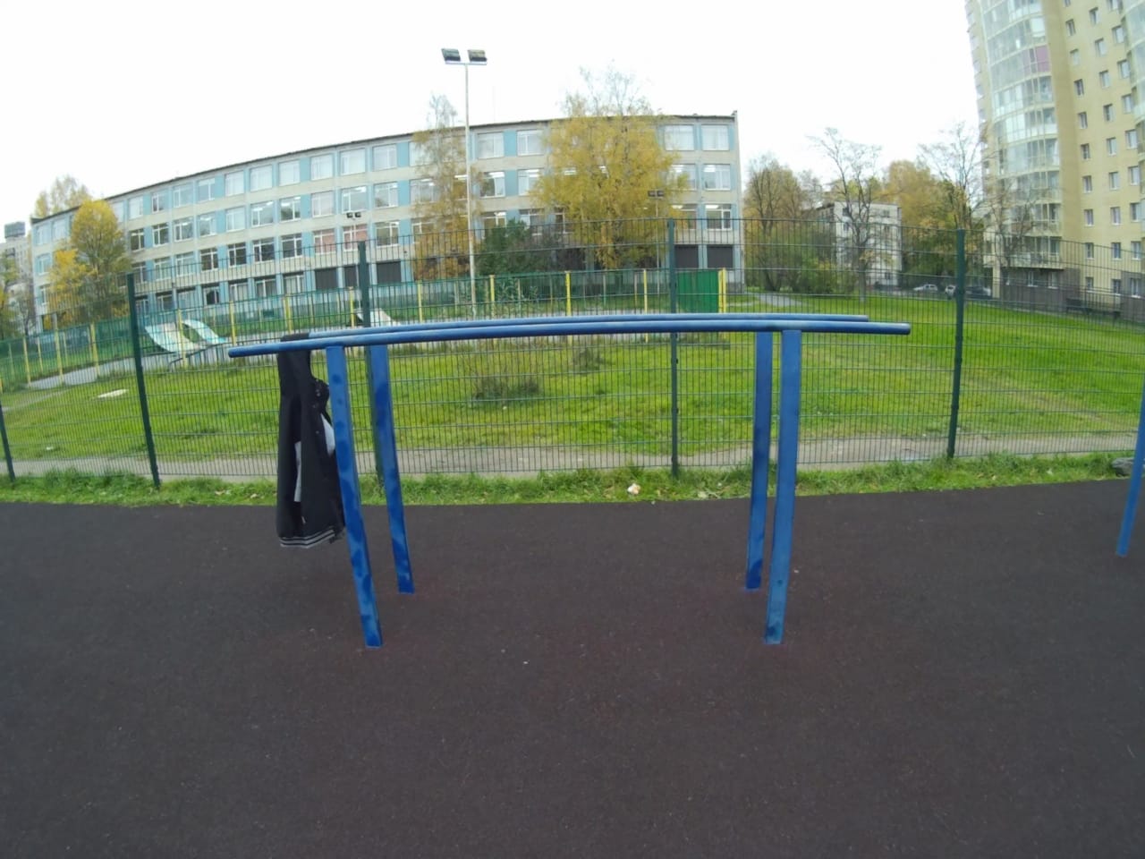 Abs Bench at Calisthenics Park at Северный проспект, Санкт-Петербург – photo 3 of 4