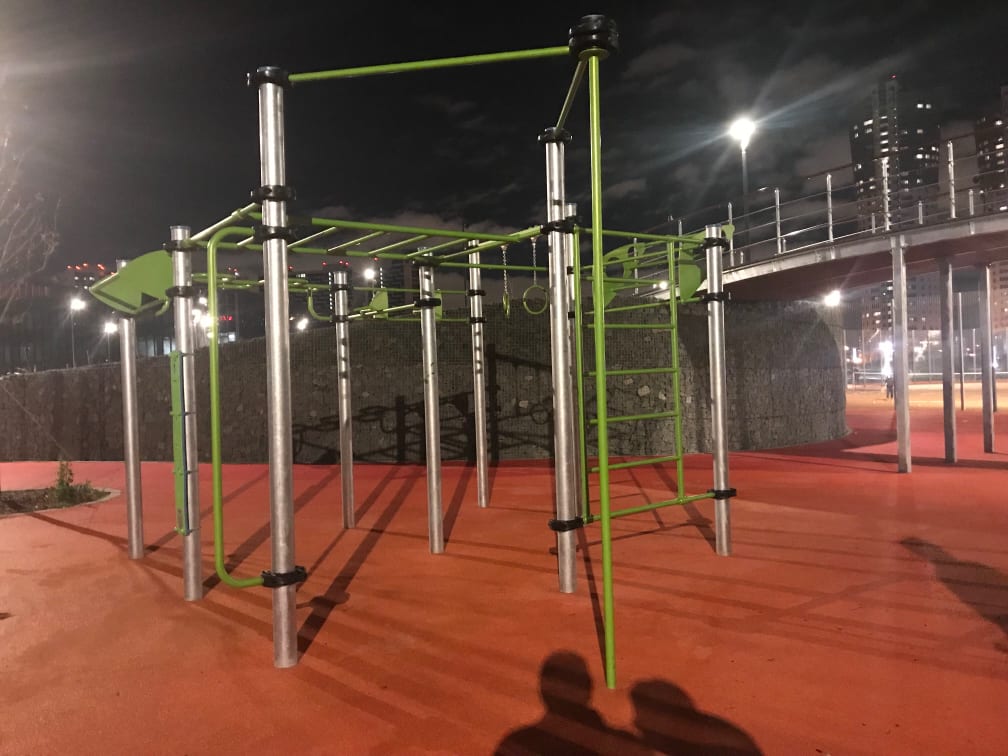 Bare paralele la Calisthenics Park at Ходынский бульвар, Москва – fotografia 1 din 3
