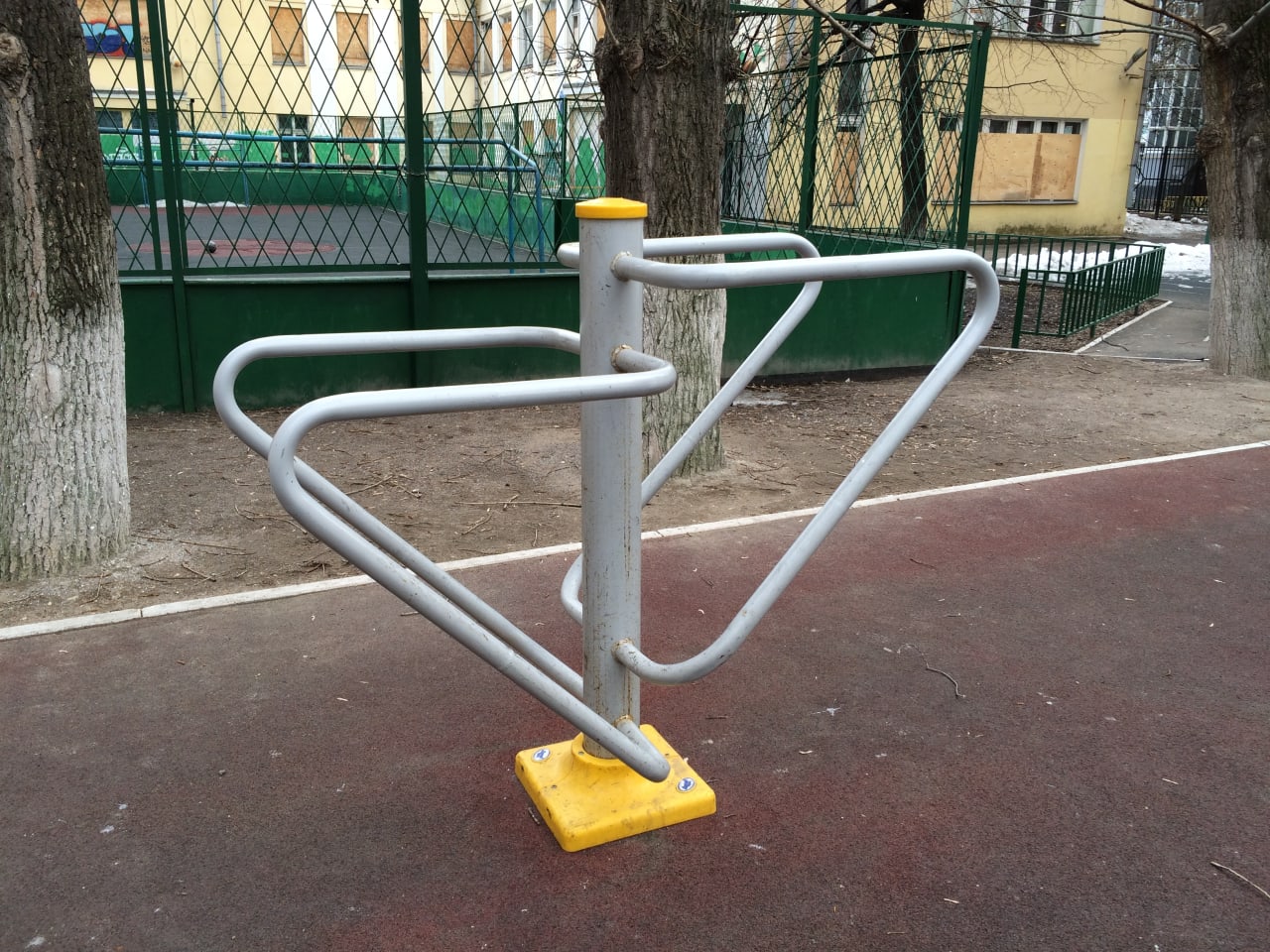 Бруси на майданчику Calisthenics Park at Большой Харитоньевский переулок, Москва – фото 4 з 4