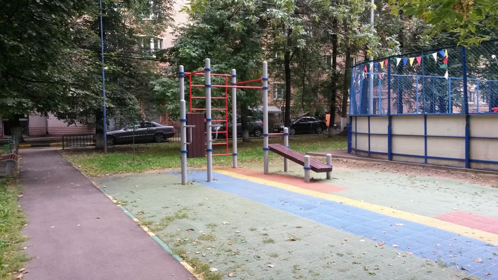 Abs Bench at Calisthenics Park at Ленинский проспект (дублёр), Москва – photo 2 of 3