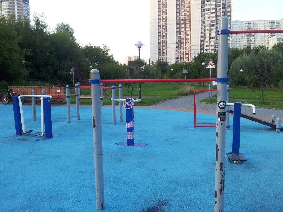 Скамья для пресса на площадке Calisthenics Park at Никулинская улица, Москва – фото 2 из 5