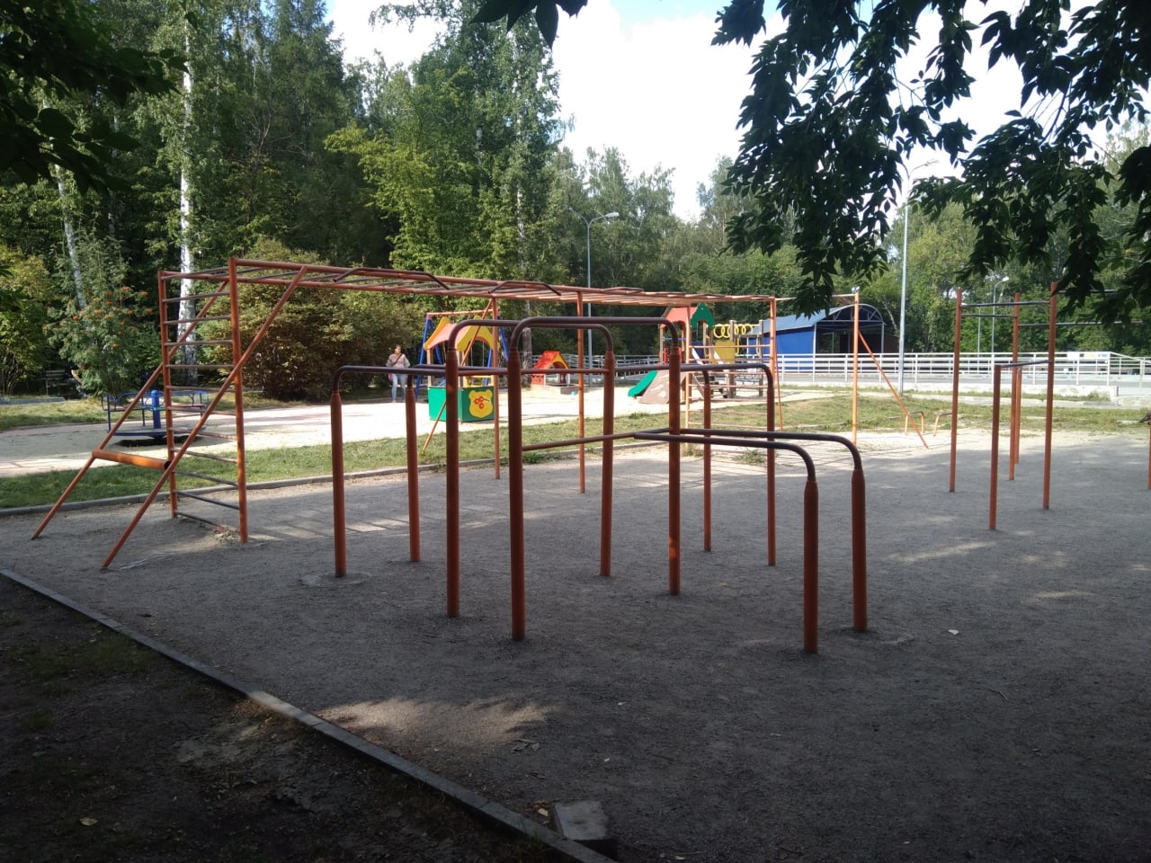 Klimmzugstange bei Calisthenics Park at улица Саввы Кожевникова, городской округ Новосибирск – Foto 1 von 11