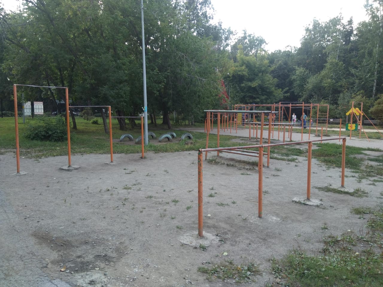 Niedrige Barren bei Calisthenics Park at улица Саввы Кожевникова, городской округ Новосибирск – Foto 8 von 11