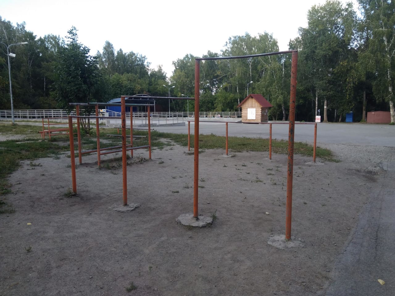 Niedrige Barren bei Calisthenics Park at улица Саввы Кожевникова, городской округ Новосибирск – Foto 3 von 11