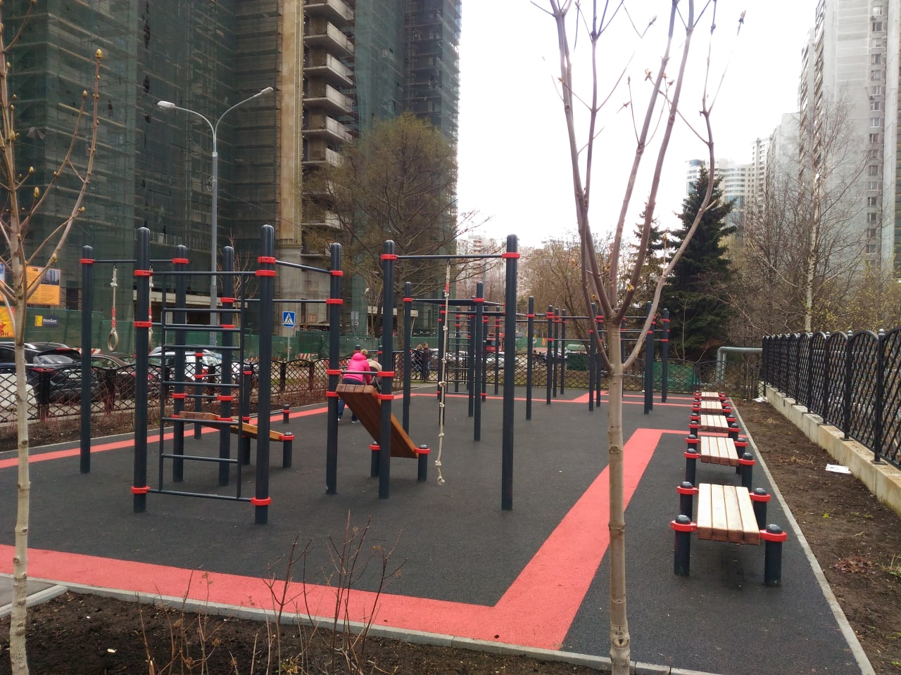 Бруси на майданчику Calisthenics Park at улица Эльдара Рязанова, Москва – фото 1 з 4