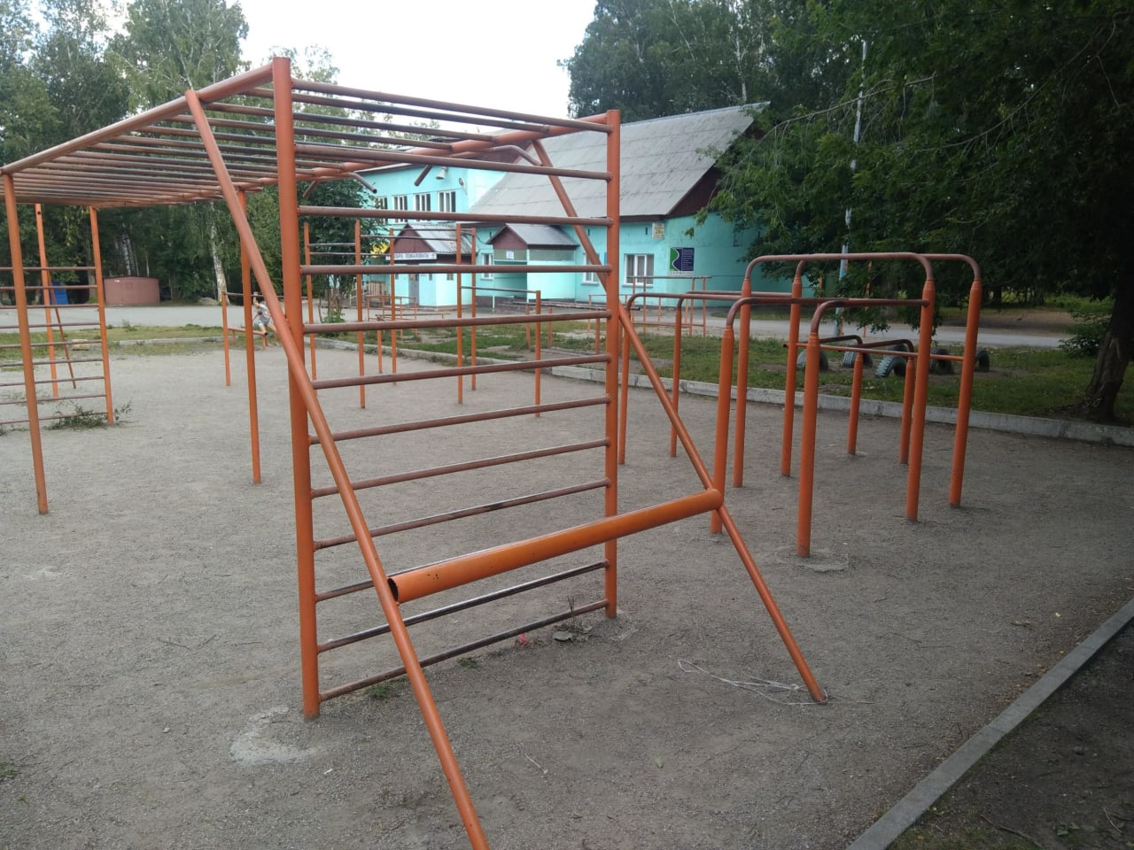 Sprossenwand bei Calisthenics Park at улица Саввы Кожевникова, городской округ Новосибирск – Foto 5 von 11