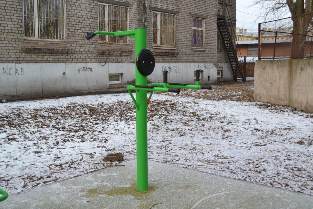 Abs Bench at Calisthenics Park at Заставская улица, Санкт-Петербург – photo 3 of 5