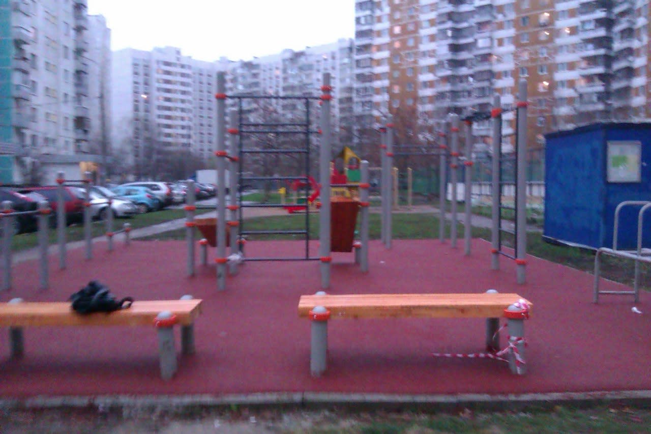 Скамья для пресса на площадке Calisthenics Park at 3-й Митинский переулок, Москва – фото 2 из 3