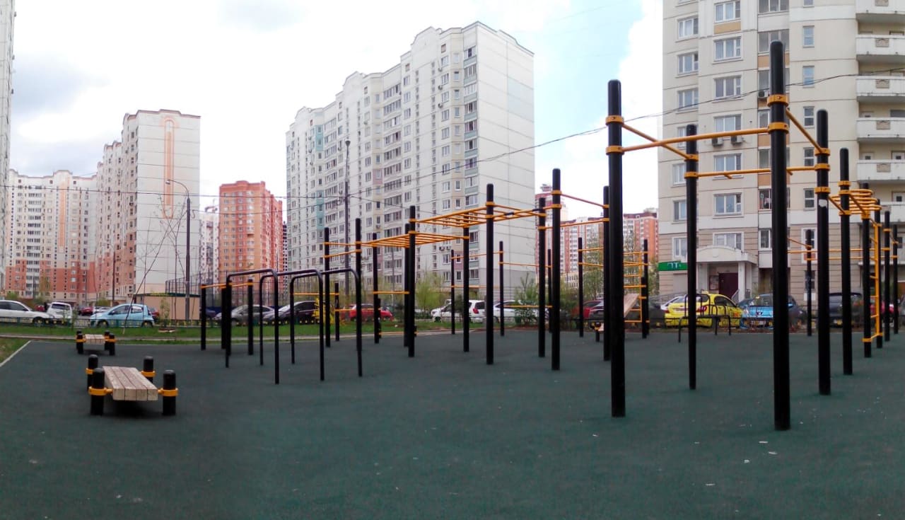Sprossenwand bei Calisthenics Park at Павшинский бульвар, Красногорск – Foto 2 von 5