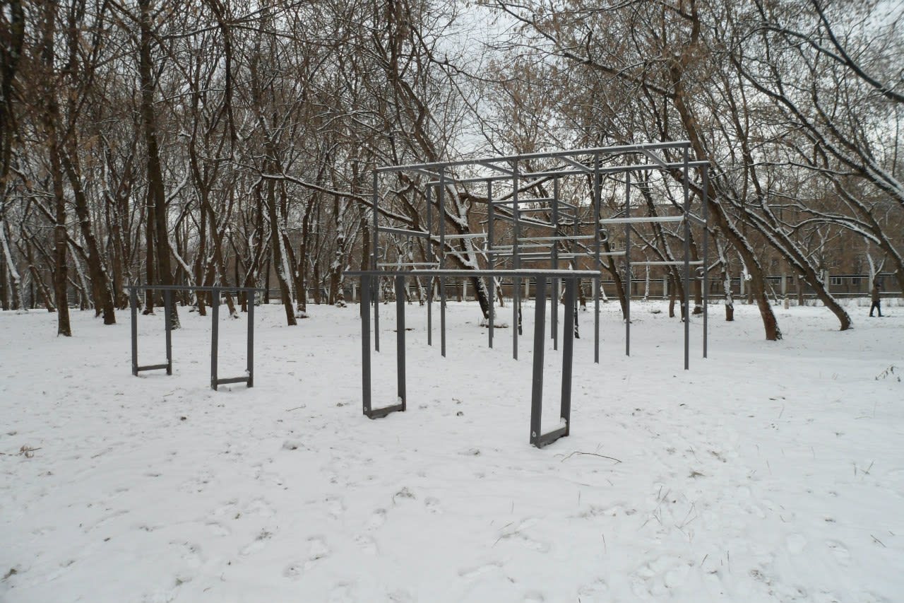Bare paralele la Calisthenics Park at улица Калинина, Киров – fotografia 2 din 2