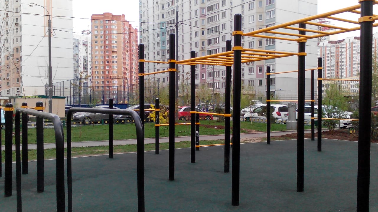 Bauchbank bei Calisthenics Park at Павшинский бульвар, Красногорск – Foto 3 von 5