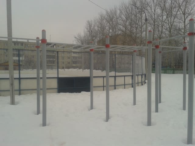 Maniglie per piegamenti presso Calisthenics Park at Угловая улица, Егорьевск – foto 4 di 7