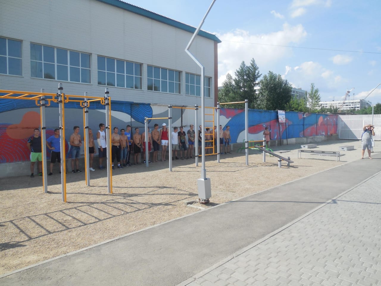 Klimmzugstange bei Calisthenics Park at Парк спорта Алексея Смертина, Барнаул – Foto 4 von 5