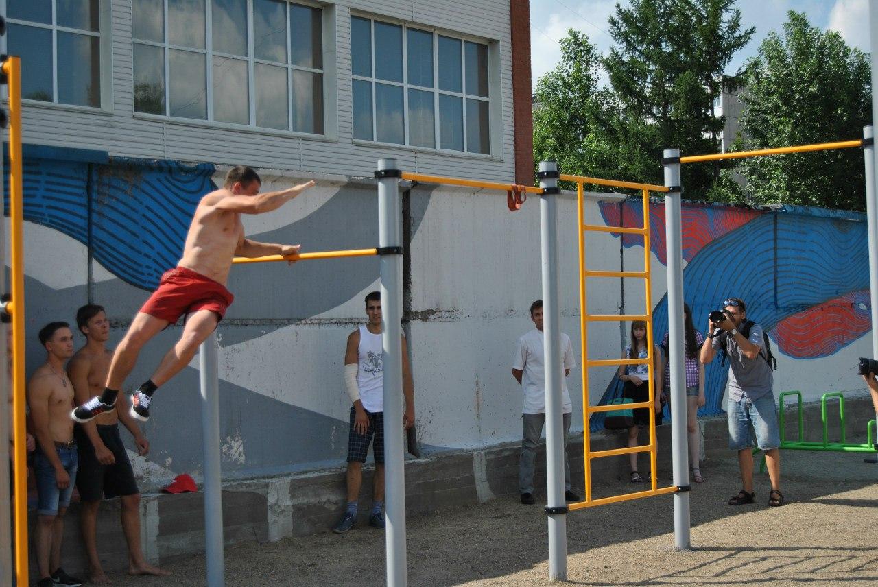 Hangelstange bei Calisthenics Park at Парк спорта Алексея Смертина, Барнаул – Foto 3 von 5