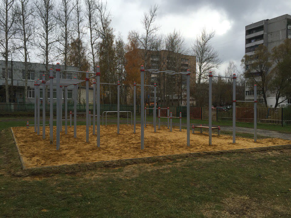 Sbarra per trazioni presso Calisthenics Park at Угловая улица, Егорьевск – foto 3 di 7