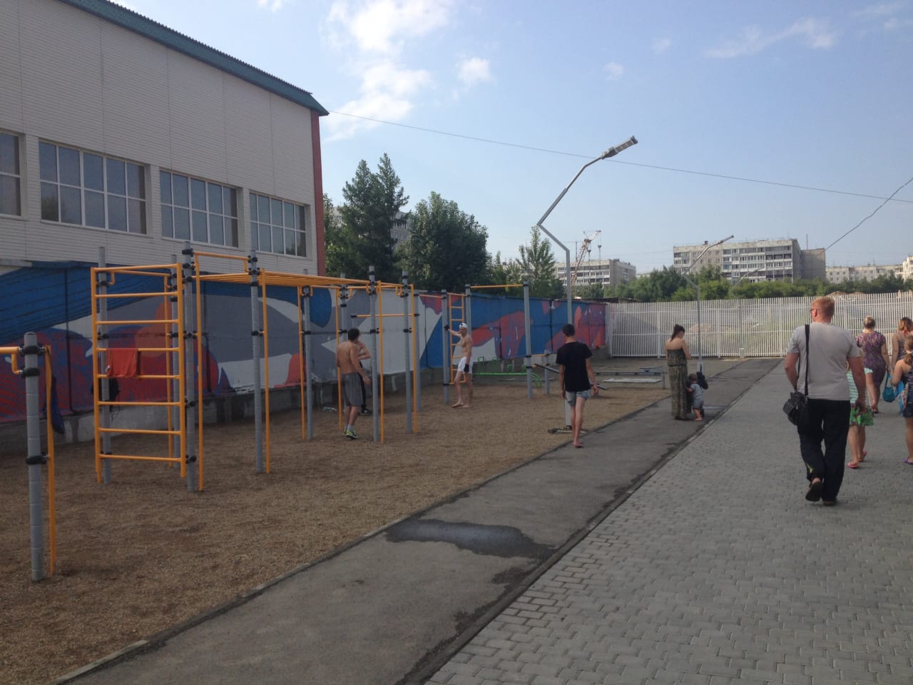 Sprossenwand bei Calisthenics Park at Парк спорта Алексея Смертина, Барнаул – Foto 2 von 5