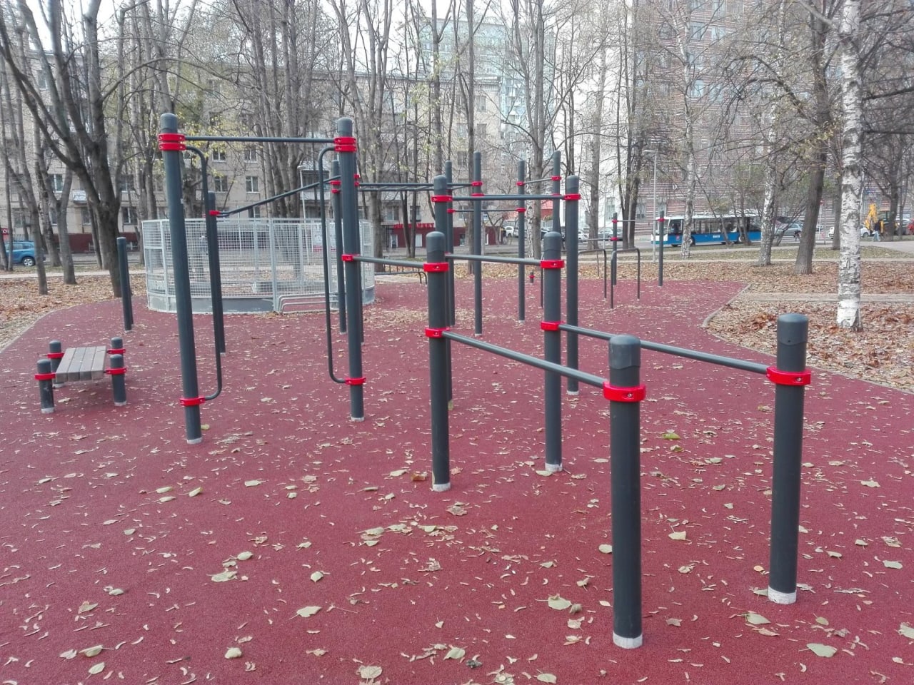 Воркаут-стовпи на майданчику Calisthenics Park at бульвар Генерала Карбышева, Москва – фото 8 з 9