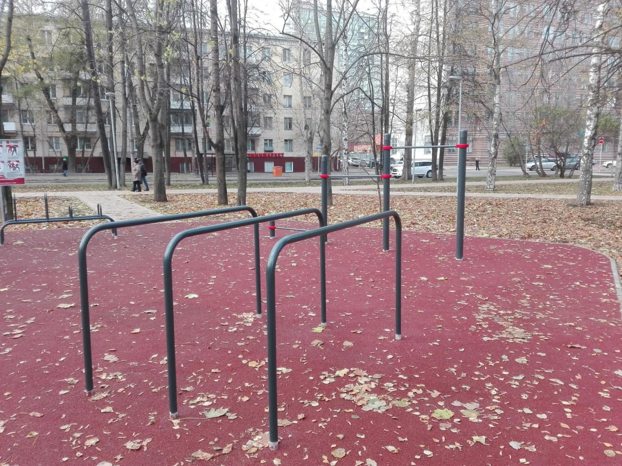 Бруси на майданчику Calisthenics Park at бульвар Генерала Карбышева, Москва – фото 6 з 9