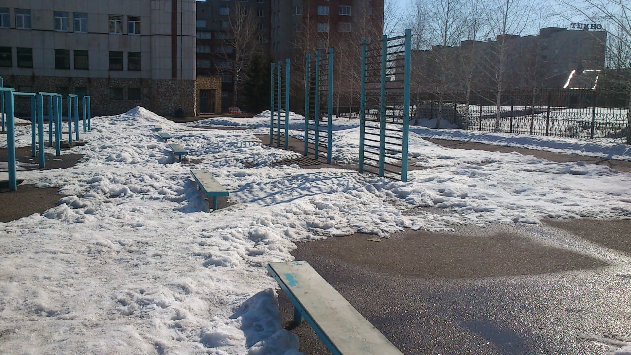 Bară de tracțiuni la Calisthenics Park at Белокатайская улица, Уфа – fotografia 4 din 8