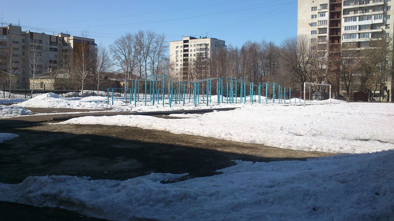 Bară de tracțiuni la Calisthenics Park at Белокатайская улица, Уфа – fotografia 8 din 8