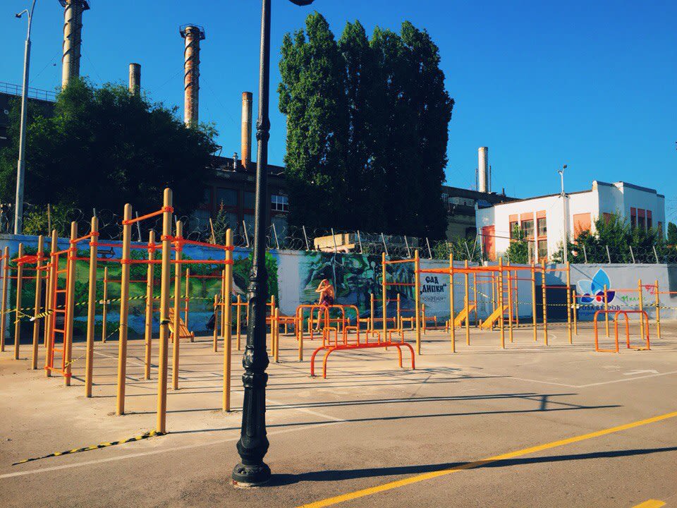 Bare paralele la Calisthenics Park at улица Чернышевского, Саратов – fotografia 1 din 3