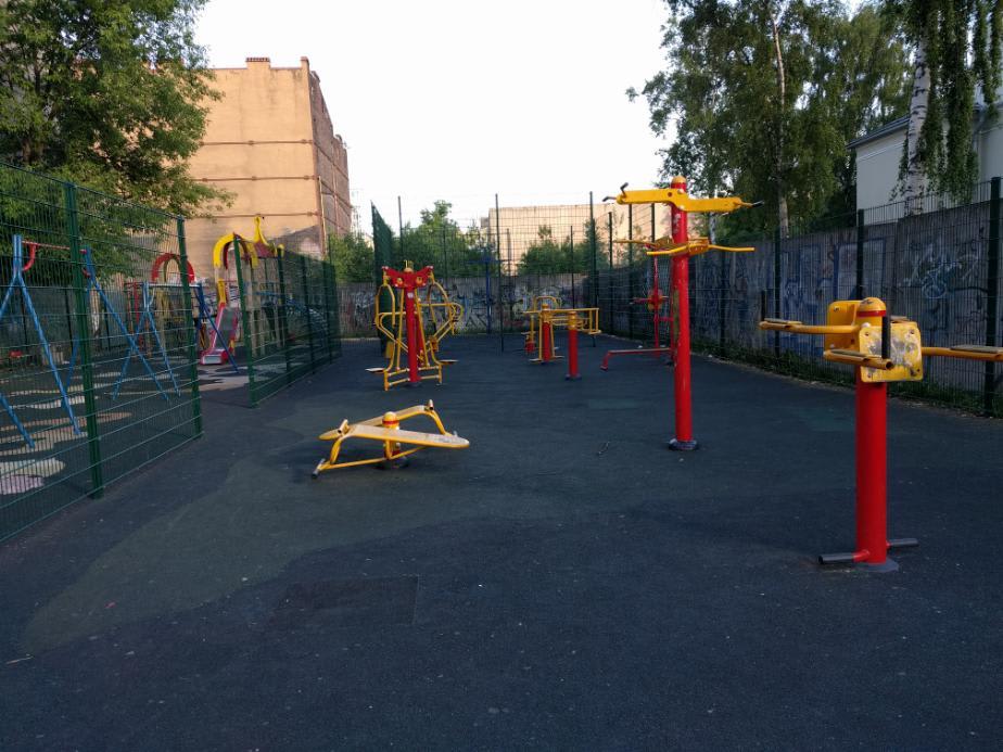 Бруси на майданчику Calisthenics Park at 12-13-я линии В.О., Санкт-Петербург – фото 1 з 2