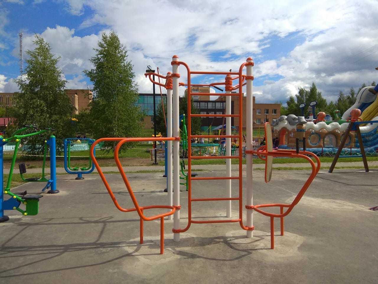 Air Walker bei Calisthenics Park at Станционная улица, Дубна – Foto 5 von 6