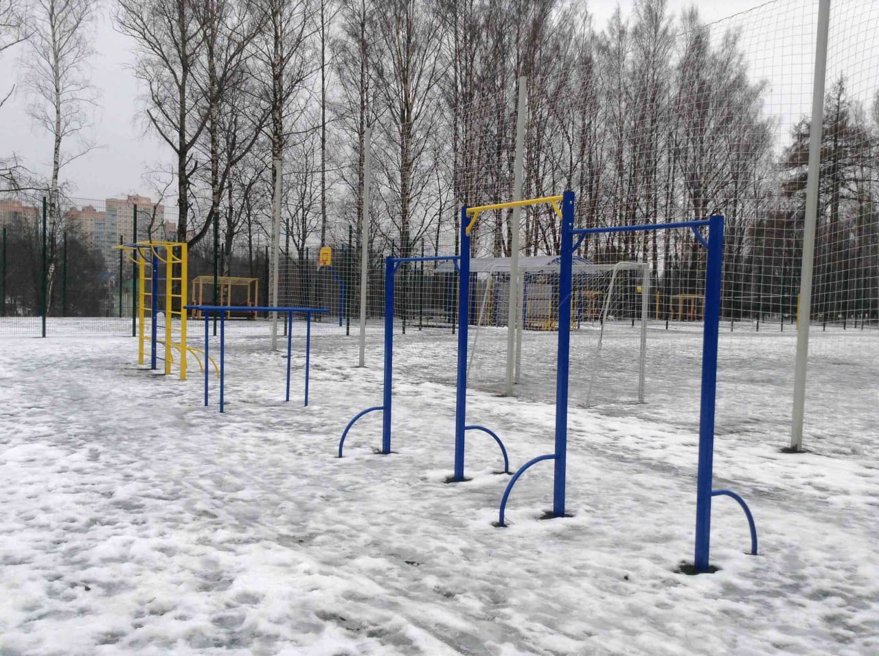 Бруси на майданчику Calisthenics Park at Английская улица, Мурино – фото 1 з 1