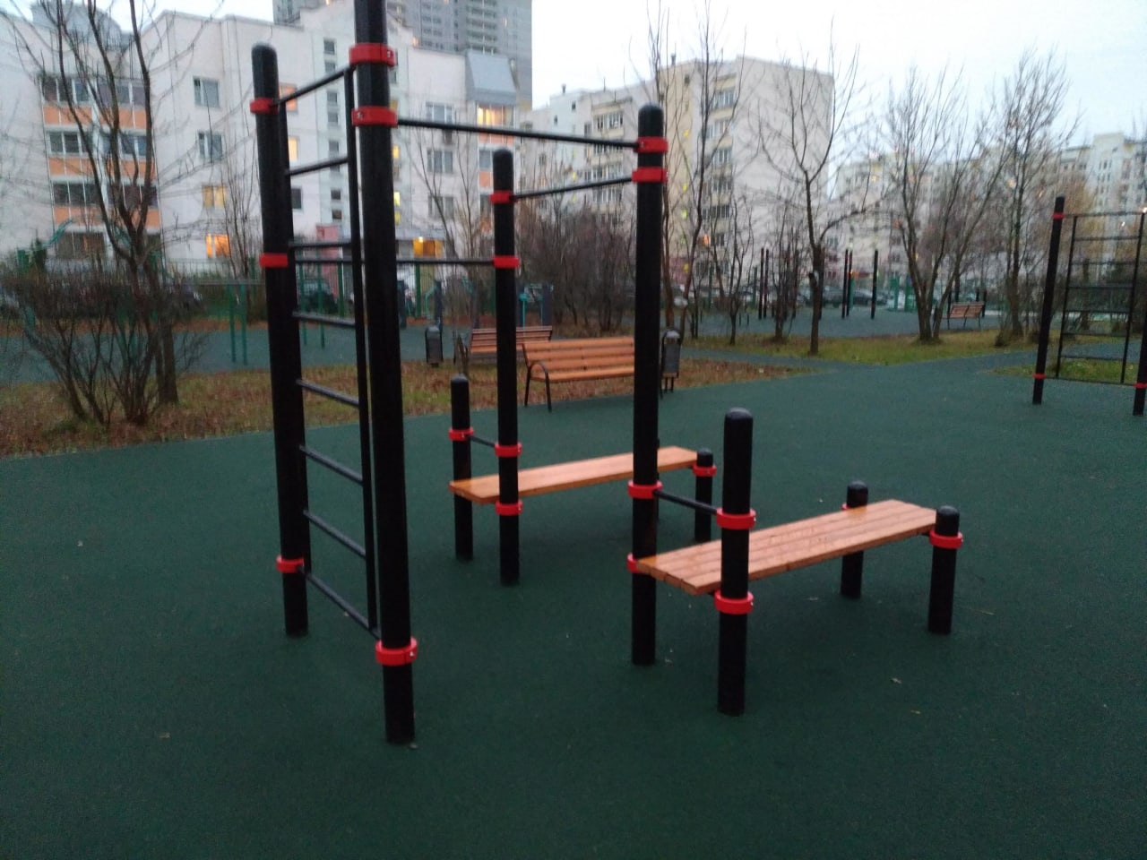 Abs Bench at Calisthenics Park at улица Адмирала Лазарева, Москва – photo 6 of 9