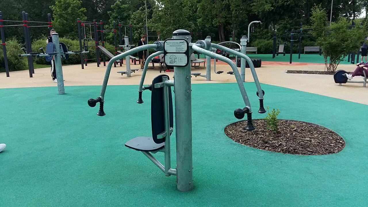 Abs Bench at Calisthenics Park at Олимпийский комплекс «Лужники», Москва – photo 12 of 20