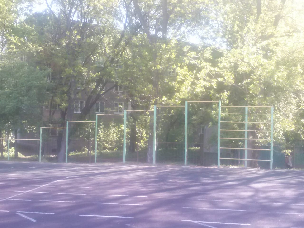 Bare paralele la Calisthenics Park at улица Бориса Корнилова, Нижний Новгород – fotografia 1 din 6