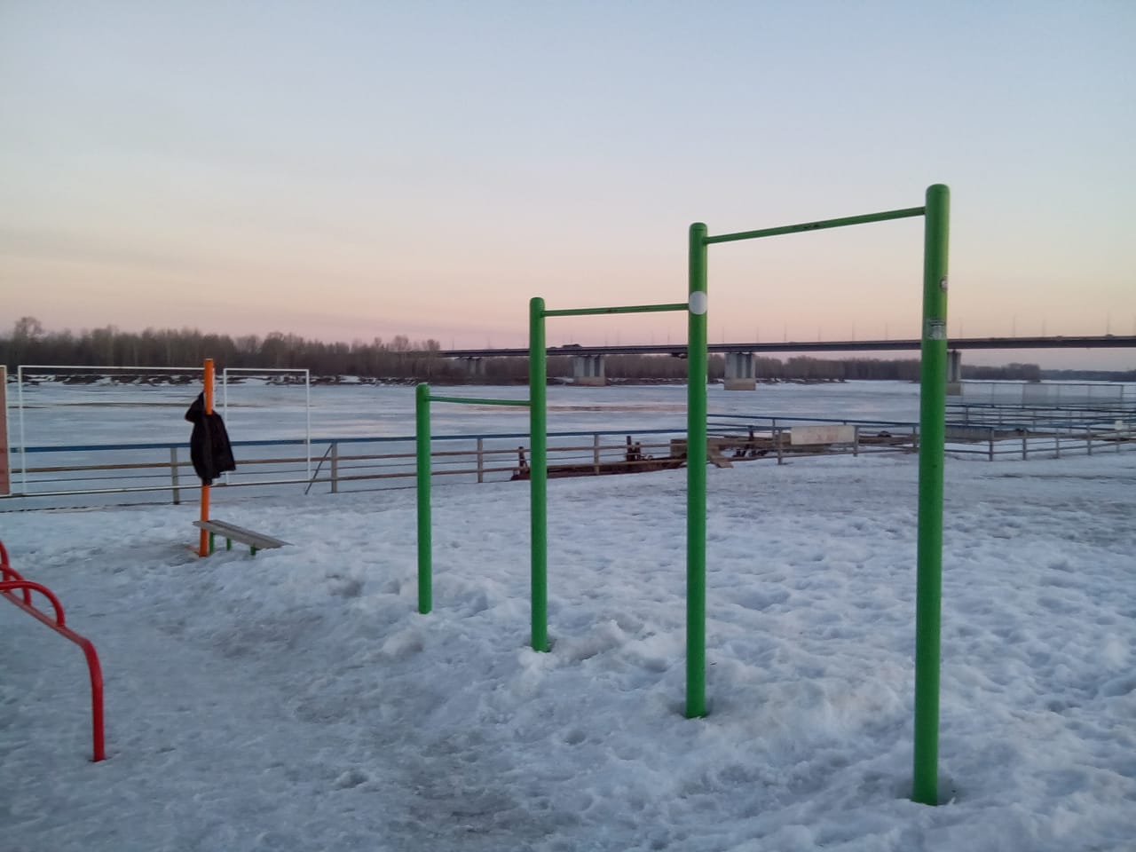 Barren bei Calisthenics Park at Приречная улица, Барнаул – Foto 1 von 4