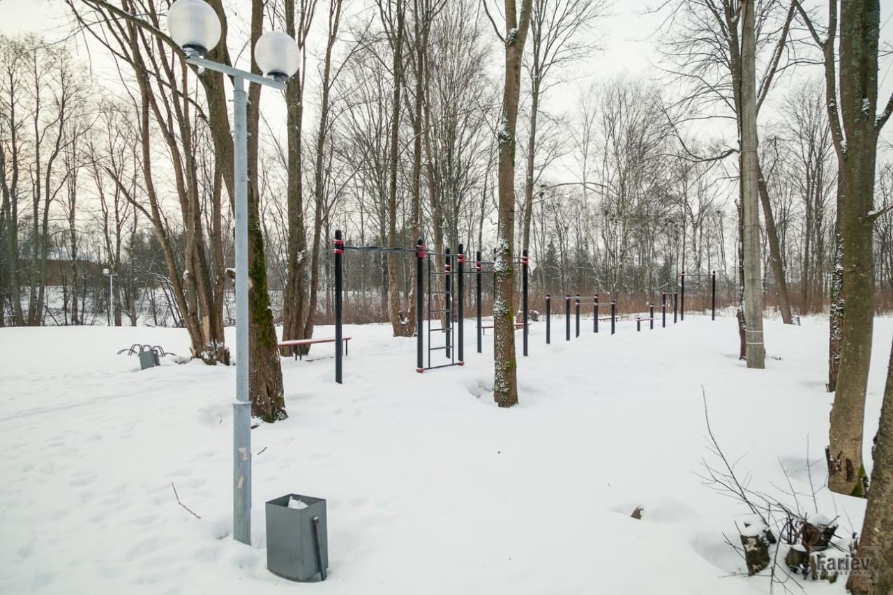 Barras Paralelas en Calisthenics Park at Октябрьская улица, Олонец – foto 4 de 5