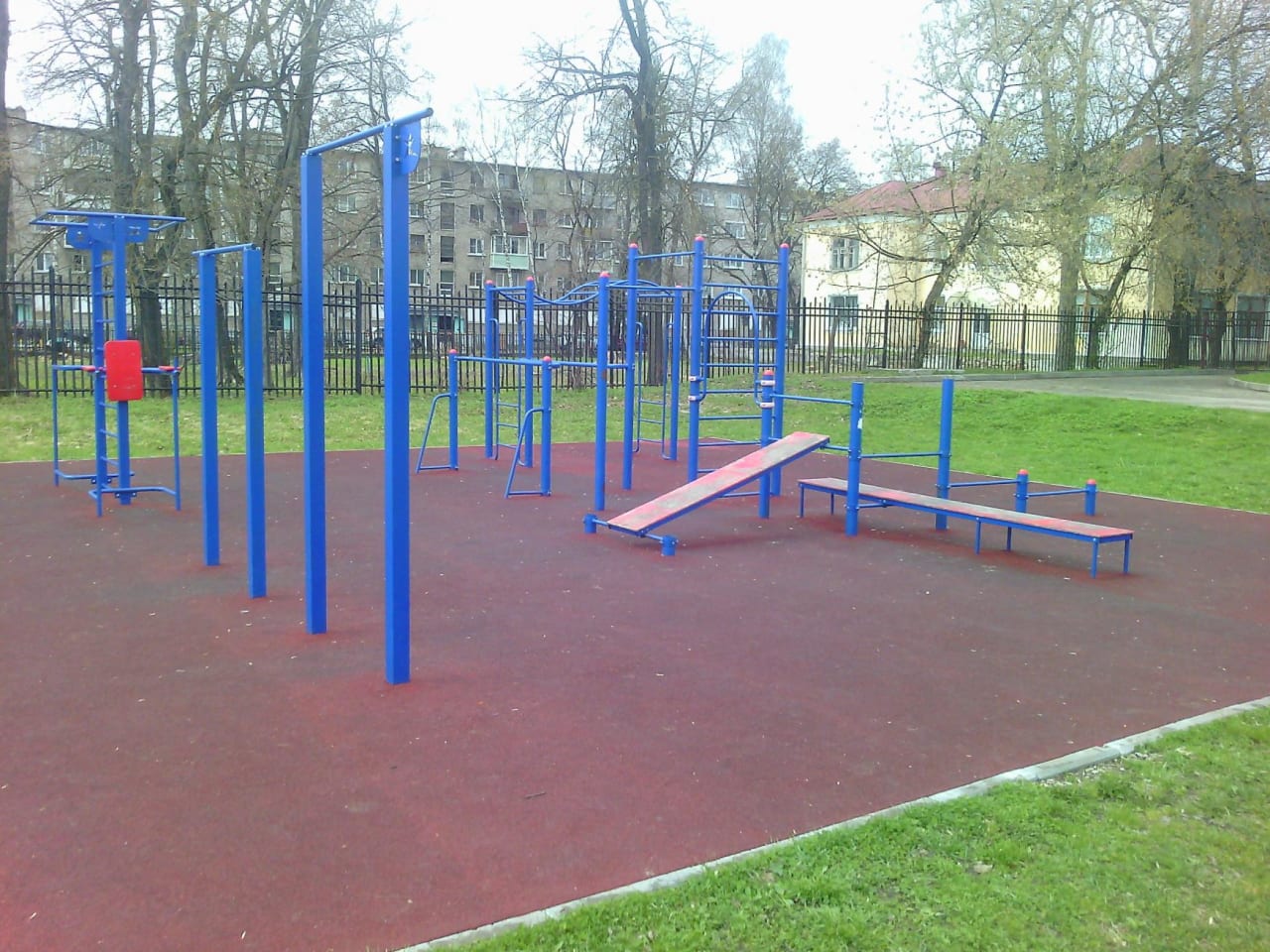 Sprossenwand bei Calisthenics Park at МБОУ ДОД СДЮСШОР "Юность", Торжок – Foto 2 von 4