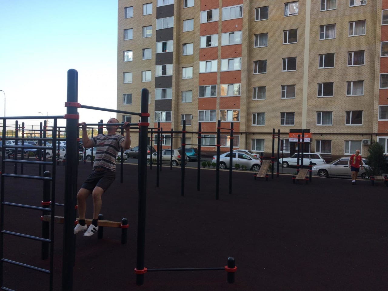 Sbarra per trazioni presso Calisthenics Park at улица Тухачевского, Ставрополь #wp1690 – foto 1 di 4