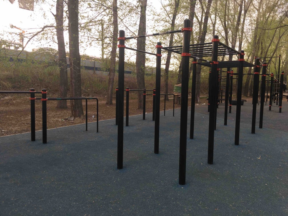 Abs Bench at Calisthenics Park at Первомайская улица, Екатеринбург – photo 9 of 13