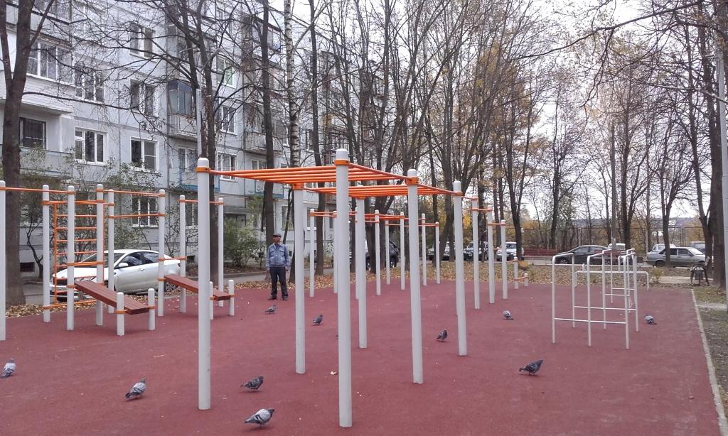 Parallele presso Calisthenics Park at улица Дмитрия Кабалевского, район Троицк – foto 1 di 1
