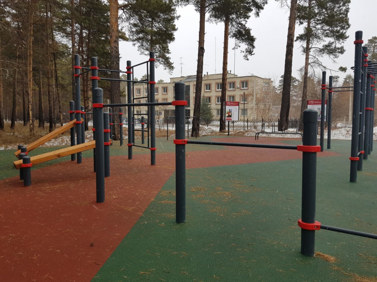 Parallel Gym Bars at Calisthenics Park at улица Чайковского, Ангарск – photo 10 of 11