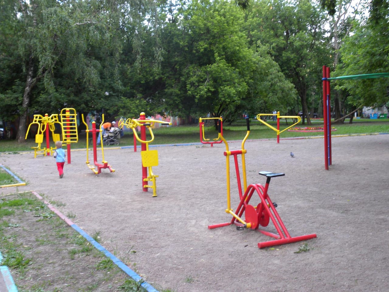 Бруси на майданчику Calisthenics Park at улица Архитектора Власова, Москва – фото 1 з 3