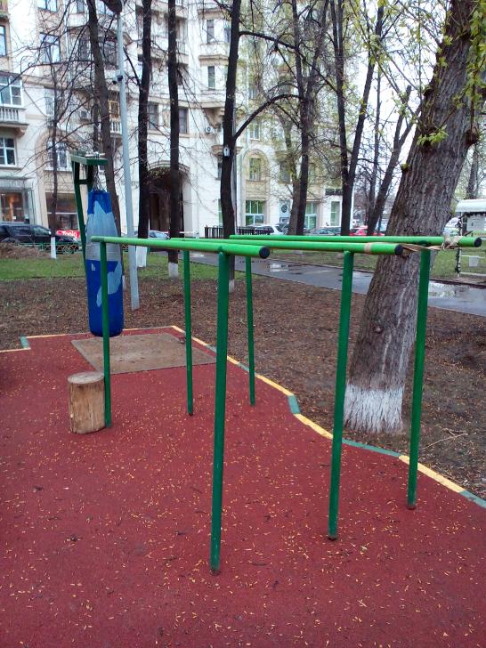 Abs Bench at Calisthenics Park at набережная Тараса Шевченко, Москва – photo 2 of 8