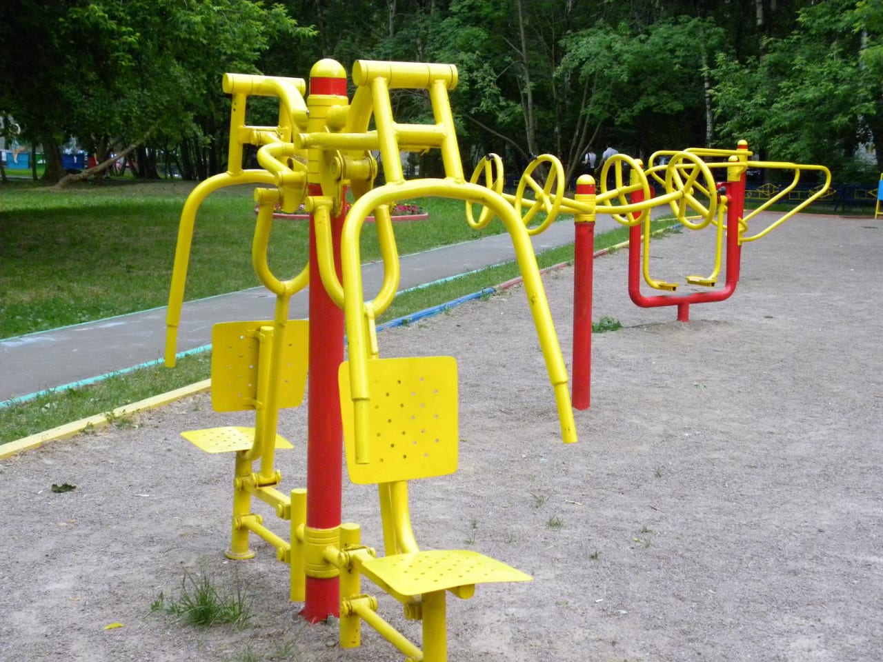 Лавка для преса на майданчику Calisthenics Park at улица Архитектора Власова, Москва – фото 2 з 3