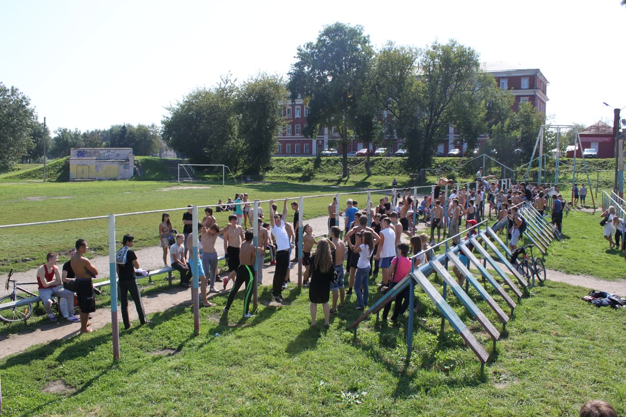 Bare paralele la Calisthenics Park at Краснофлотская набережная, городской округ Тверь – fotografia 1 din 2