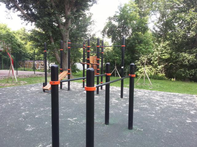 Abs Bench at Calisthenics Park at Каширское шоссе, Москва #wp1765 – photo 2 of 2