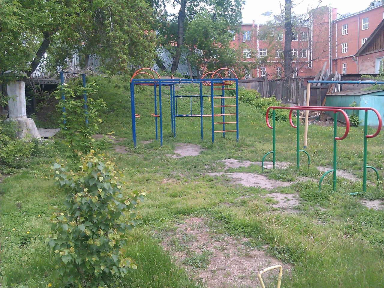 Barren bei Calisthenics Park at улица Свердлова, Новосибирск – Foto 1 von 2