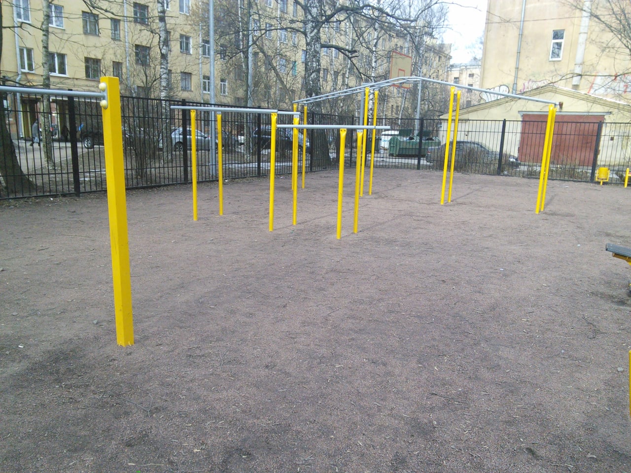 Лижний тренажер на майданчику Calisthenics Park at Павловская улица, Санкт-Петербург – фото 3 з 8