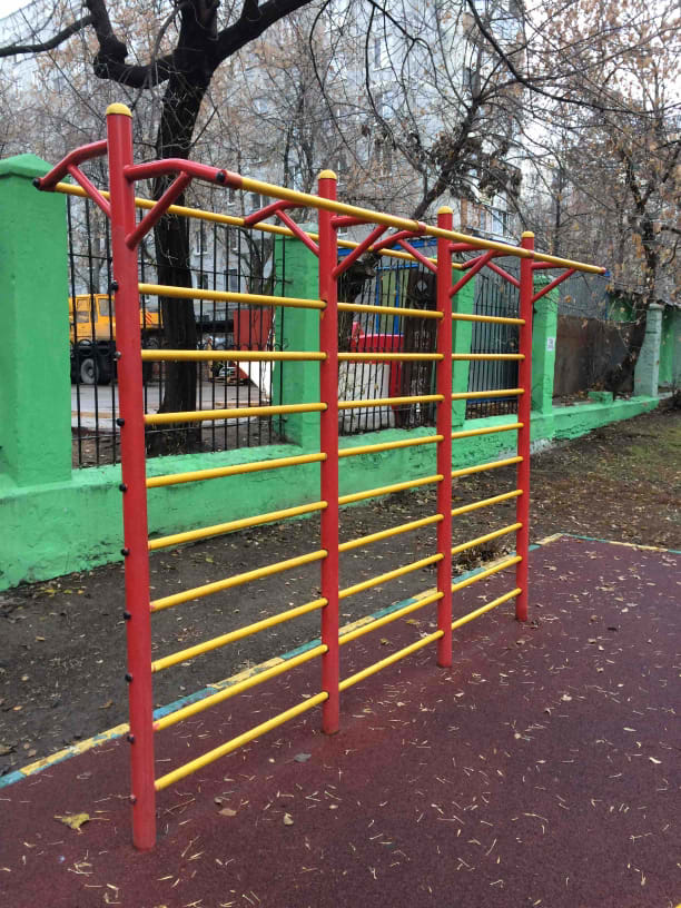 Лавка для преса на майданчику Calisthenics Park at 2-я Сокольническая улица, Москва – фото 2 з 6